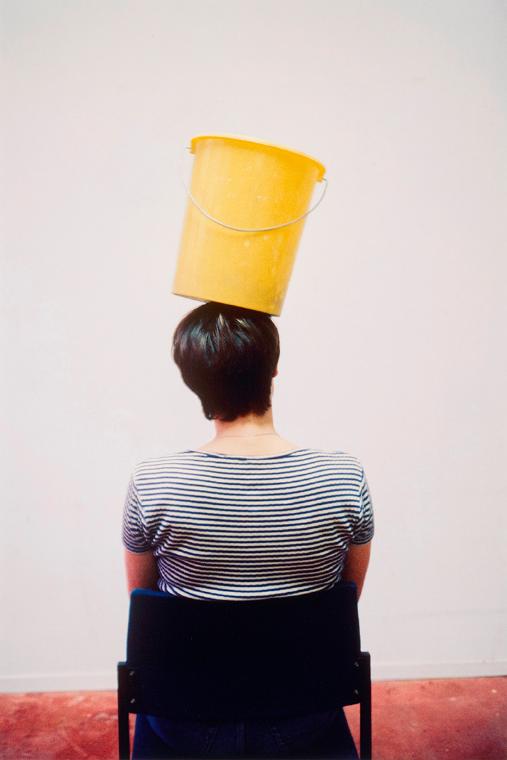Erwin Wurm, one minute sculpture, 1997/2005, C-Print, 45 × 30 cm, Belvedere, Wien, Inv.-Nr. 114…