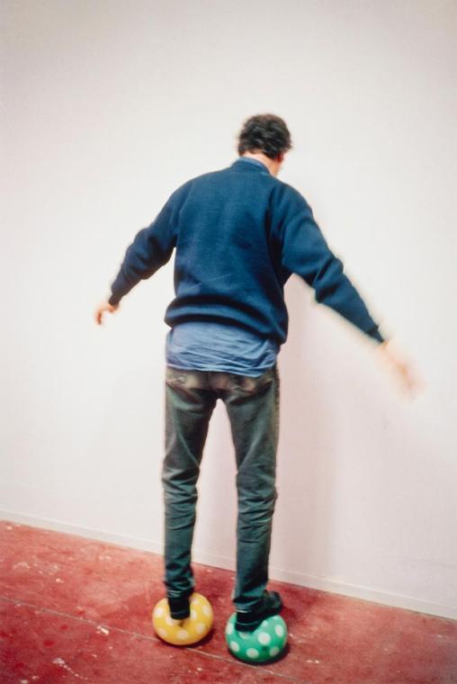 Erwin Wurm, one minute sculpture, 1997/2005, C-Print, 45 × 30 cm, Belvedere, Wien, Inv.-Nr. 114 ...