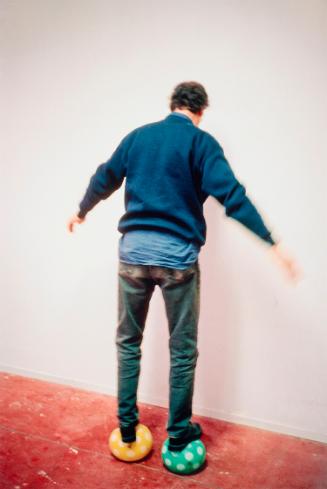 Erwin Wurm, one minute sculpture, 1997/2005, C-Print, 45 × 30 cm, Belvedere, Wien, Inv.-Nr. 114…
