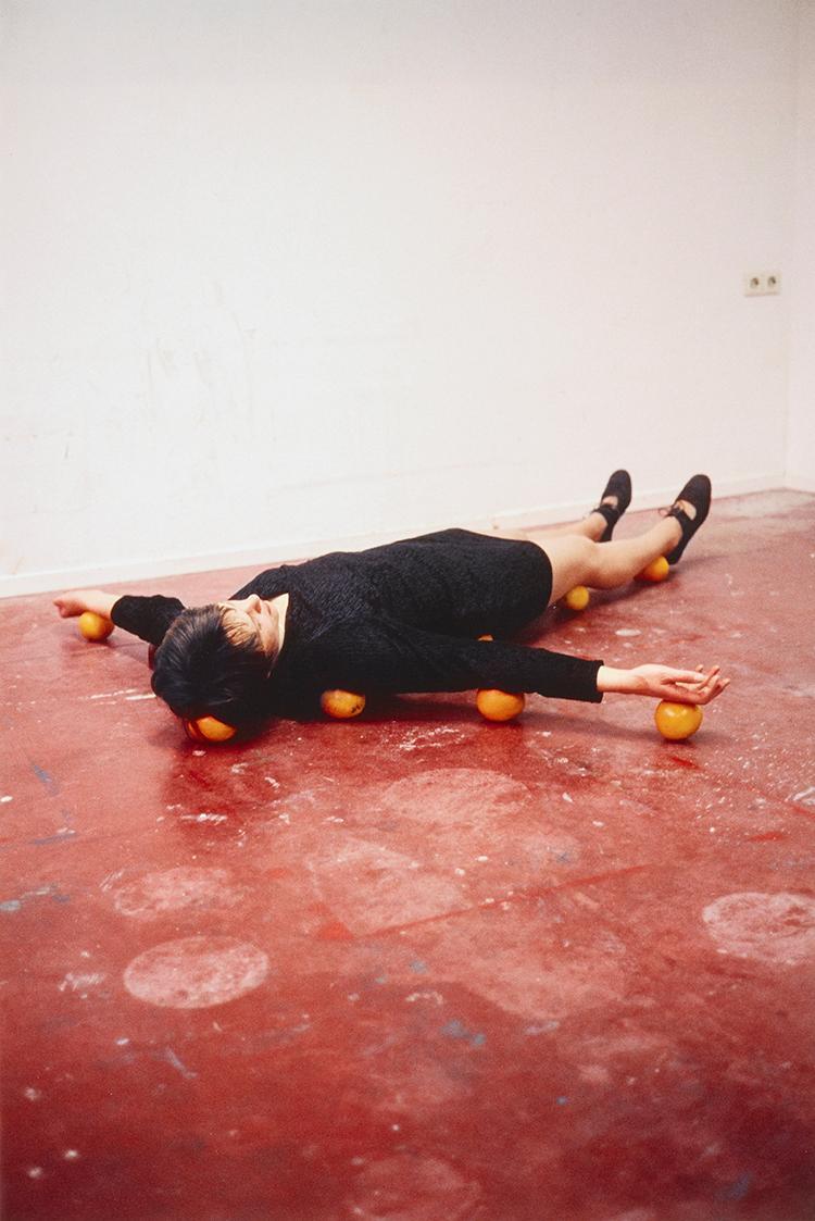 Erwin Wurm, one minute sculpture, 1997/2005, C-Print, 45 × 30 cm, Belvedere, Wien, Inv.-Nr. 114…