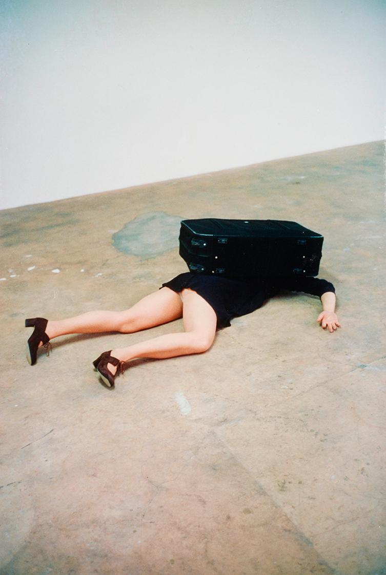 Erwin Wurm, one minute sculpture, 1997/2005, C-Print, 45 × 30 cm, Belvedere, Wien, Inv.-Nr. 114…