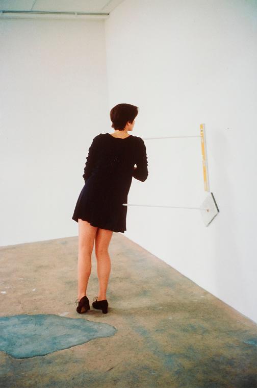 Erwin Wurm, one minute sculpture, 1997/2005, C-Print, 45 × 30 cm, Belvedere, Wien, Inv.-Nr. 114 ...