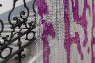 Rudi Stanzel, Link-Chain-Curtain, 2016, Silberne und violette Ketten aus Aluminium, 2700 × 160 …