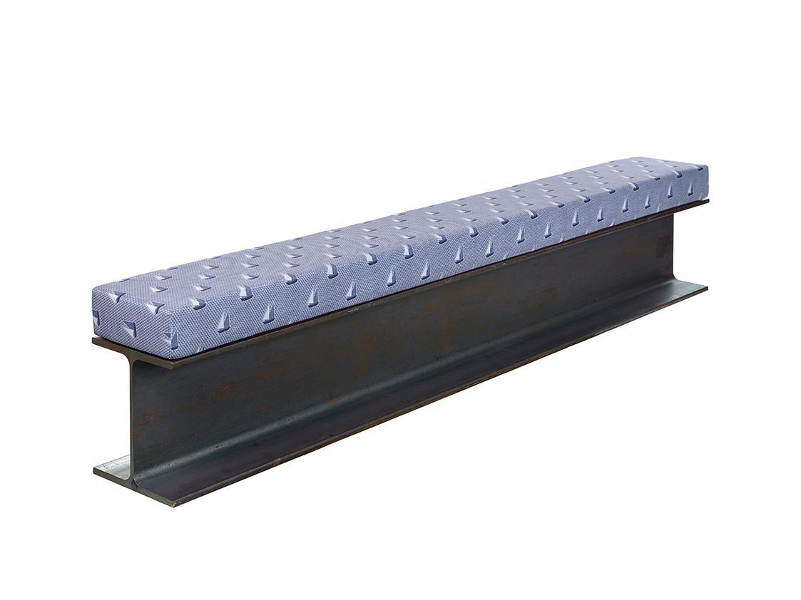 Sonia Leimer, I-Träger, 2015, Stahl, Schaumstoff, Sublimationsdruck auf Martindale, 49,5 × 250 …