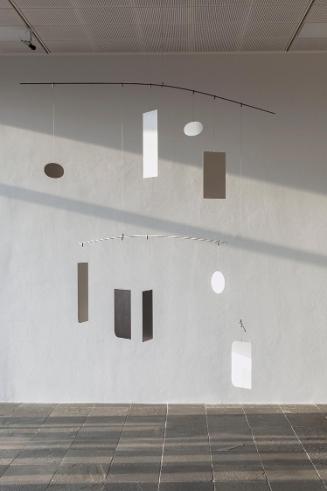 Dorit Margreiter Choy, zentrum (julia), 2011, Mobile, Metallkonstruktion, Farbe, 230 × 230 × 35…