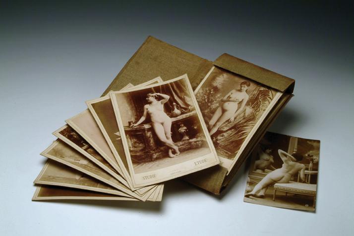 Unbekannter Fotograf, 22 Abzüge in Leinenmappe sowie 12 Blatt weibliche Aktdarstellungen, um 18…