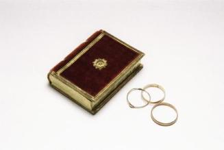 Aus dem Besitz des Johann Peter Krafft, Kassette in Form eines Buches mit Eheringen und Ohrring…