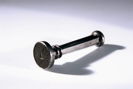 Aus dem Besitz des Johann Peter Krafft, Petschaft mit Monogramm PK, undatiert, Metall, H: 5,5 c…