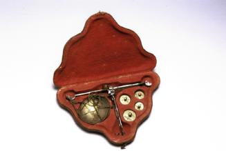 Johann Peter Krafft, Waage mit Gewichten in brauner Lederkassette, undatiert, 18 × 12 cm, Belve…