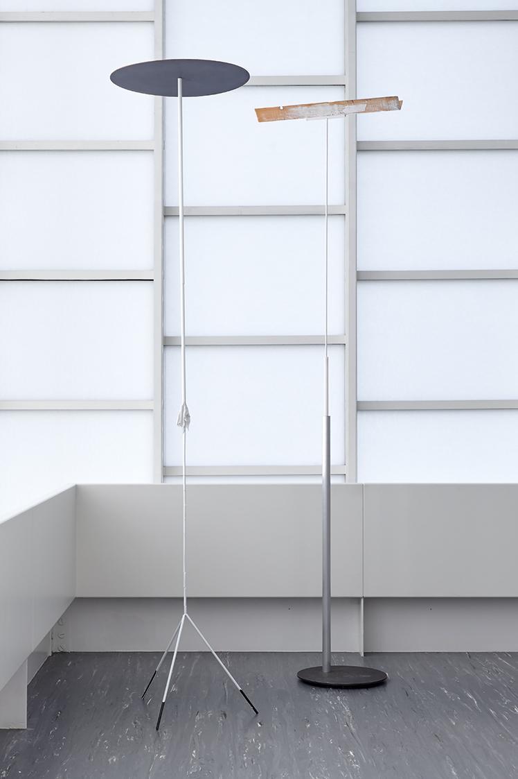 Links: Roland Kollnitz, Seconda, 2009, Stahl lackiert, Baumwollfetzen, Aluminium, Hartfaserplat…