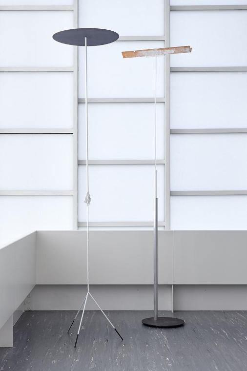 Links: Roland Kollnitz, Seconda, 2009, Stahl lackiert, Baumwollfetzen, Aluminium, Hartfaserplat…