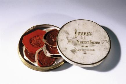 Aus dem Besitz des Johann Peter Krafft, Runde Kassette aus Karton mit 8 Abdrücken von Siegeln, …