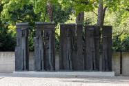 Fritz Wotruba, Figurenrelief, 1958, Bronze, gesamt: 295 × 537 cm, Leihgabe des Museums moderner…