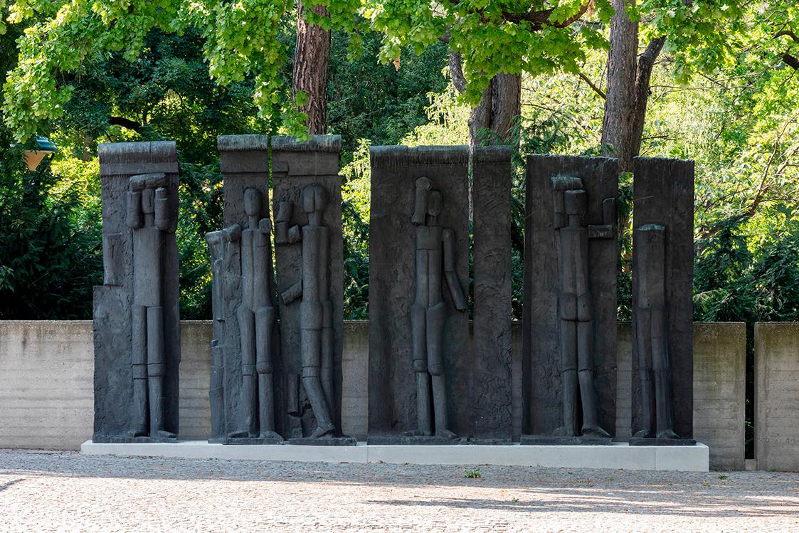 Fritz Wotruba, Figurenrelief, 1958, Bronze, gesamt: 295 × 537 cm, Leihgabe des Museums moderner ...