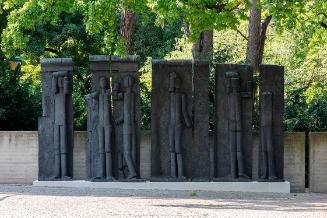 Fritz Wotruba, Figurenrelief, 1958, Bronze, gesamt: 295 × 537 cm, Leihgabe des Museums moderner…