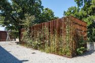 Lois Weinberger, Wild Cube, 2011, Ruderaleinfriedung aus Eisen, Spontanvegetation, 400 × 500 × …