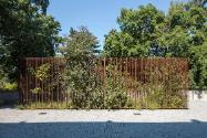 Lois Weinberger, Wild Cube, 2011, Ruderaleinfriedung aus Eisen, Spontanvegetation, 400 × 500 × …