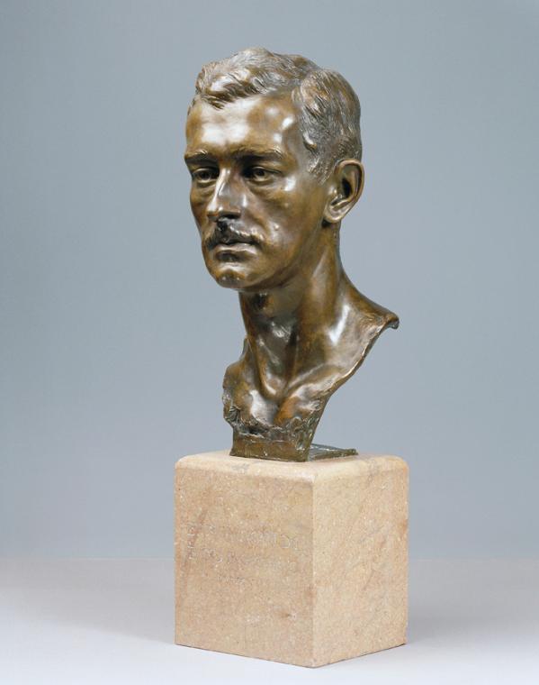 Edmund von Hellmer, Der Schriftsteller Jean Baron de Bourgoing, 1907, Bronze auf Marmorsockel, …