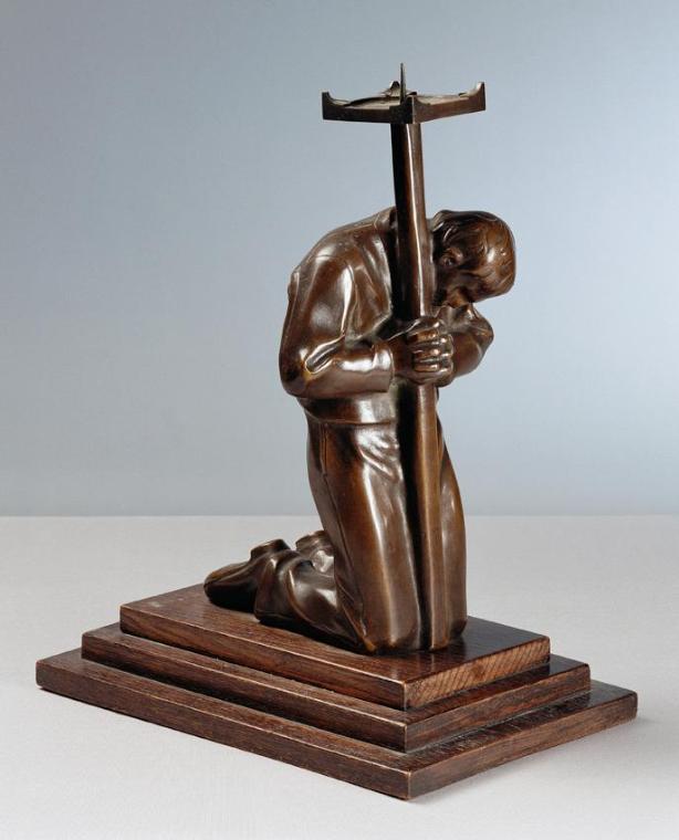 Carl Wollek, Kniender (Kerzenträger), 1910, Bronze, auf gestuftem Holzsockel, H. inklusive Sock…