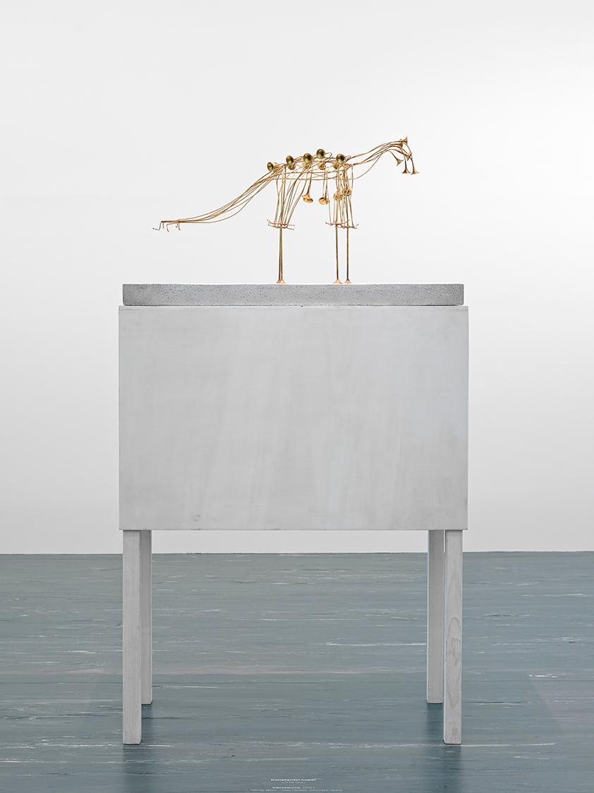 Constantin Luser, Vibrosaurus, 2007, Messing gelötet, Beton, Holz, 45 × 85 × 40 cm, inkl. Socke…