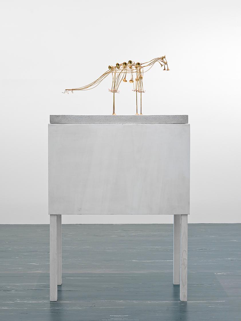 Constantin Luser, Vibrosaurus, 2007, Messing gelötet, Beton, Holz, 45 × 85 × 40 cm, inkl. Socke ...