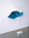 Misha Stroj, The Sky that is the face that is, 2006, Gips, Holz, Hocker, Kordel, Objekt: 170 × …