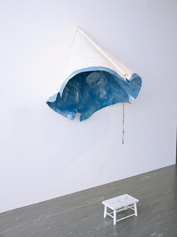 Misha Stroj, The Sky that is the face that is, 2006, Gips, Holz, Hocker, Kordel, Objekt: 170 × …