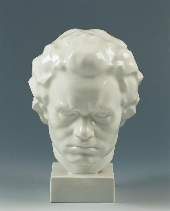 Ferdinand Opitz, Ludwig van Beethoven, 1935, Porzellan, weiß, auf quadratischer Plinthe, H: 25  ...