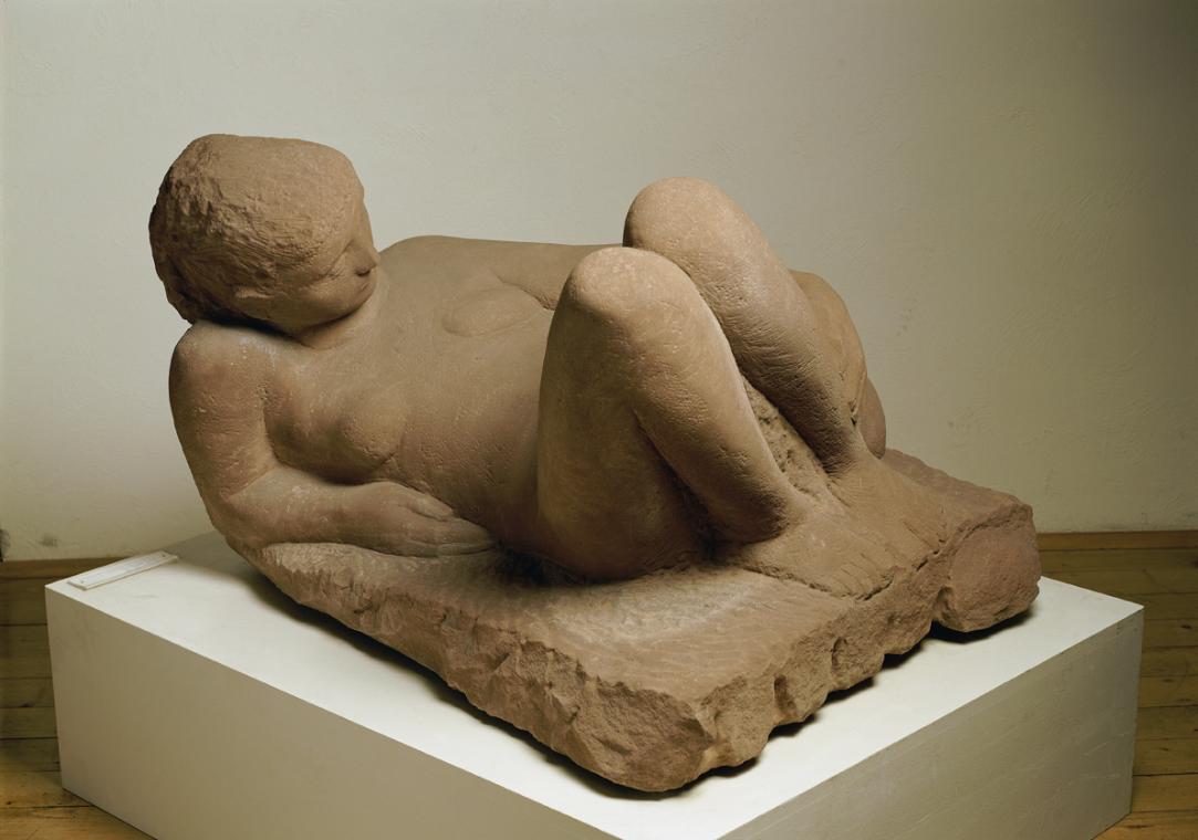 Anna Mahler, Ruhendes Mädchen, 1955, Roter Sandstein, 58 x 72 x 93 cm, Leihgabe der Österreichi…