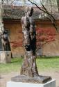 Ingeborg Göschl-Pluhar, Schrägstehende Figur, 1995, Bronze, H: 174 cm, Belvedere, Wien, Inv.-Nr…