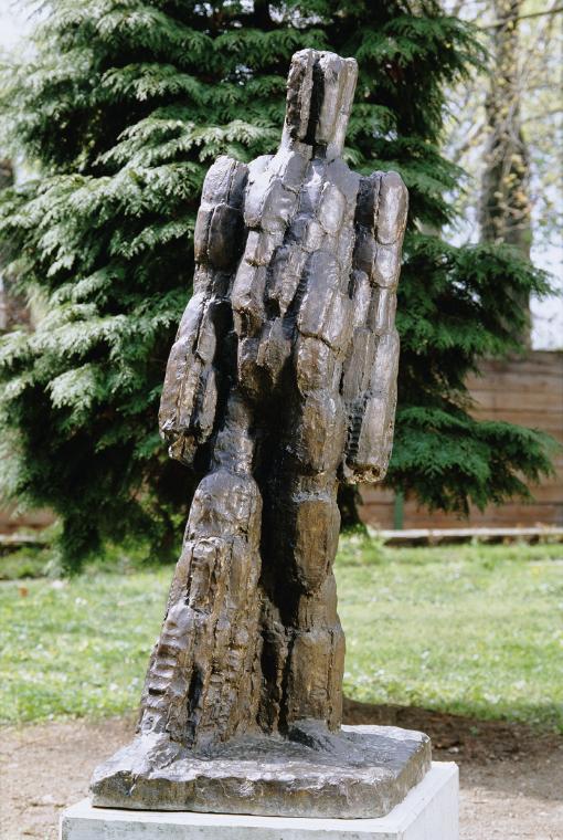 Ingeborg Göschl-Pluhar, Schrägstehende Figur, 1995, Bronze, H: 174 cm, Belvedere, Wien, Inv.-Nr…