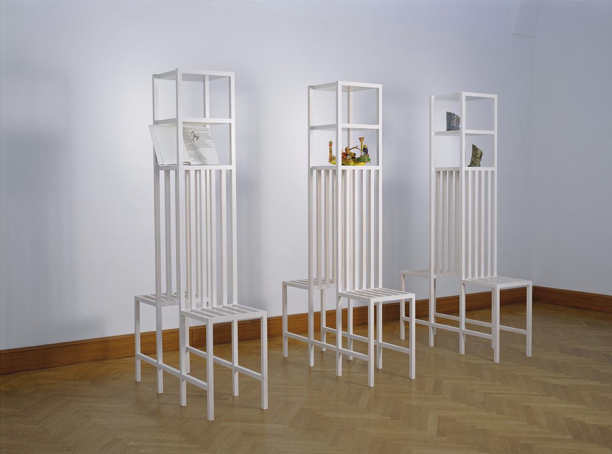 Christine und Irene Hohenbüchler, Kommunikationsmöbel, 1997, Holz (bemalt), Mischtechnik, je: 2…