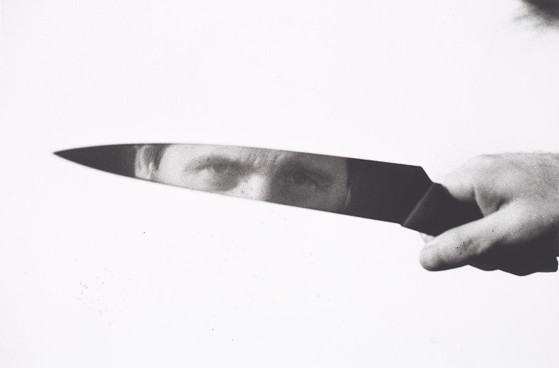 Peter Weibel, Selbstportrait als Messer, 1975/2014, Silbergelatine-Abzug, 42 × 60,5 cm, Belvede…