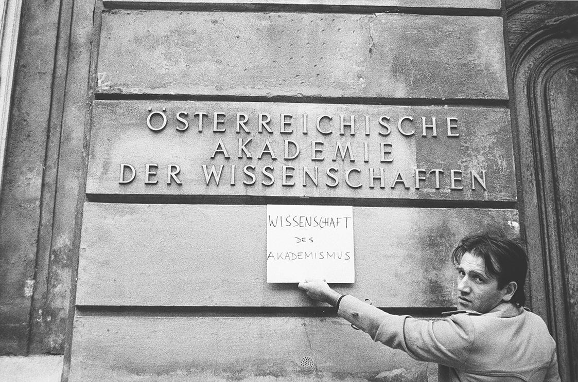Peter Weibel, Anschläge / Wissenschaft des Akademismus, 1975/2014, Silbergelatine-Abzug
, 42 ×…