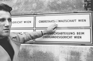 Peter Weibel, Anschläge / Oberstaatsgewaltschaft, 1975/2014, Silbergelatine-Abzug
, 42 × 60,5 …