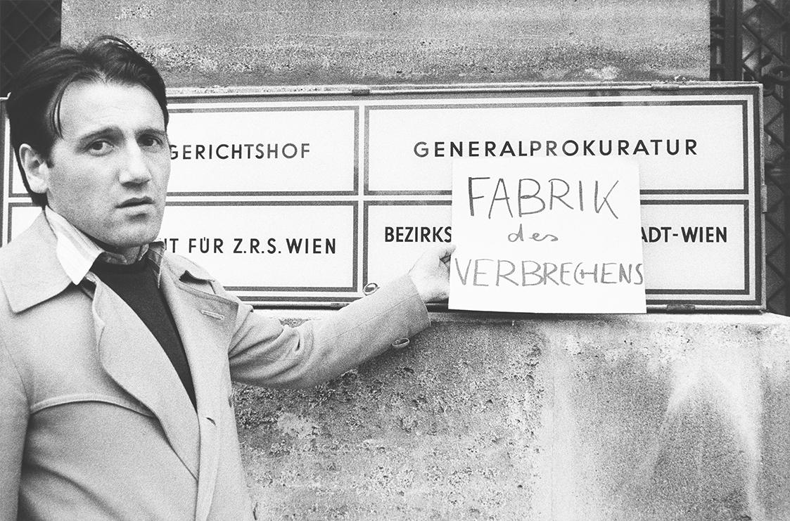 Peter Weibel, Anschläge / Fabrik des Verbrechens, 1975/2014, Silbergelatine-Abzug, 42 × 60,5 cm…