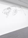 Constantin Luser, Die Landung D.1.2, 2015, Draht, 460 × 80 × 130 cm, 3,4 kg, Belvedere, Wien, I…