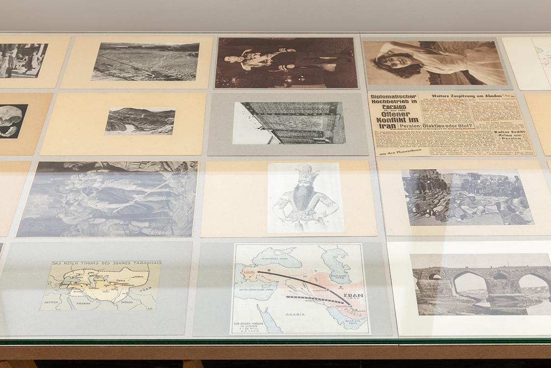 Simon Wachsmuth, Ohne Titel - Archivkarten, 2007, 320 Archivkarten, Tische, Glasplatten, 8 Tisc…