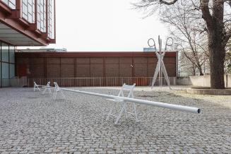 Roland Kollnitz, Liegende Figur, 2017, Stahl, Edelstahl, pulverbeschichtet, Gesamtmaße: 78 × 18…